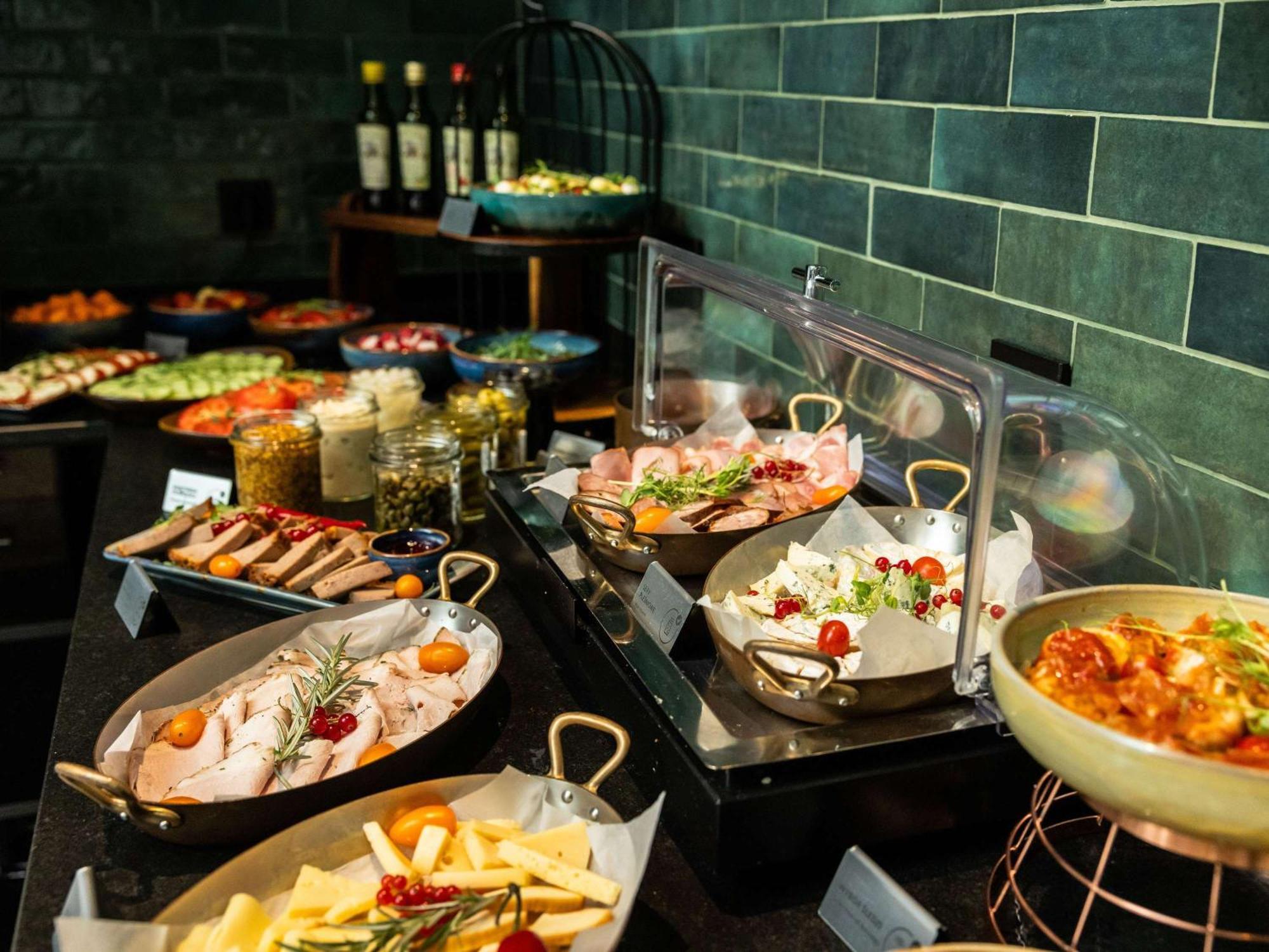 ホテル レジデント ソポト エクステリア 写真 A buffet at a restaurant