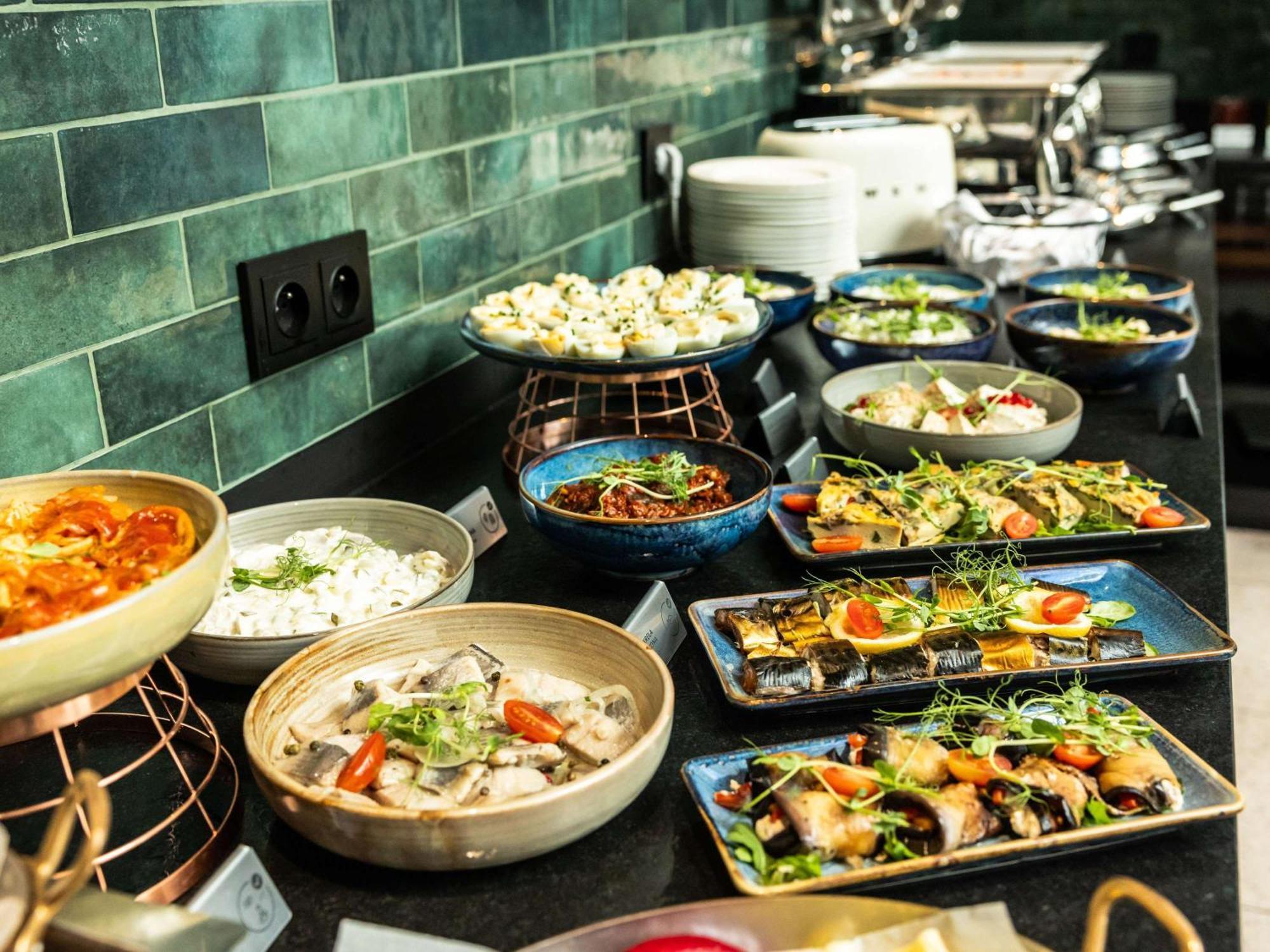 ホテル レジデント ソポト エクステリア 写真 A buffet at a restaurant