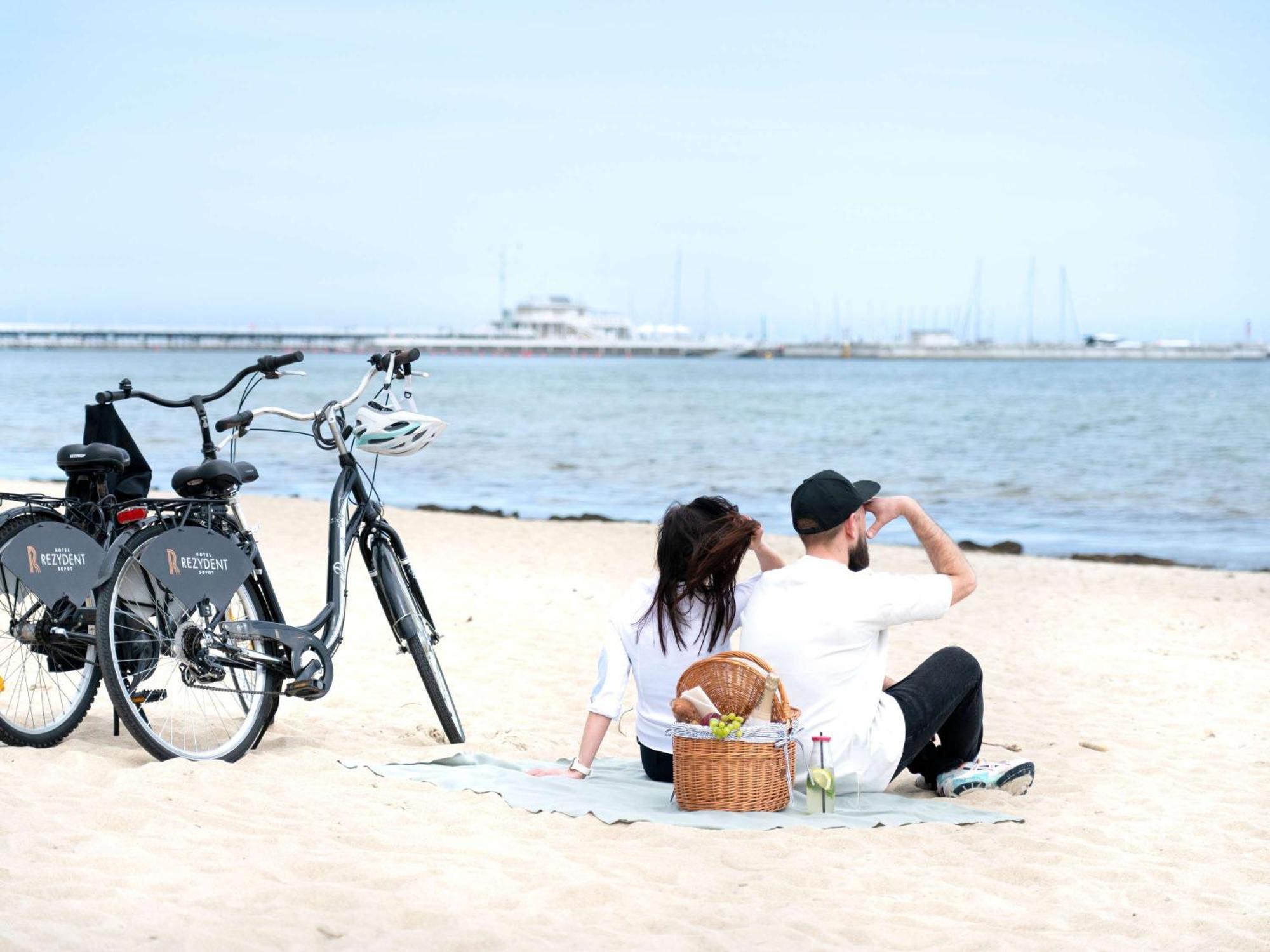 ホテル レジデント ソポト エクステリア 写真 A couple on a picnic