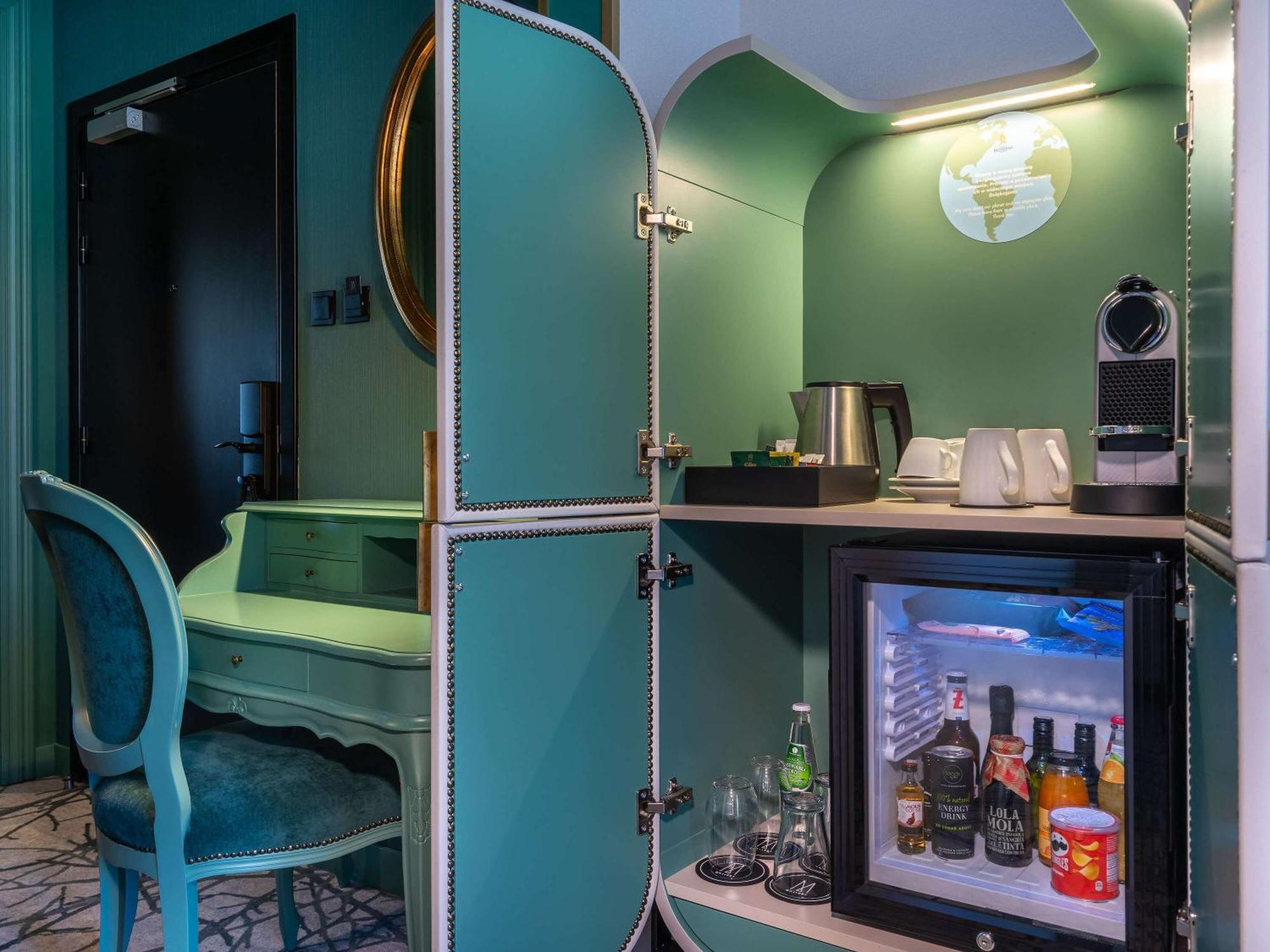 ホテル レジデント ソポト エクステリア 写真 A mini-bar in a hotel room