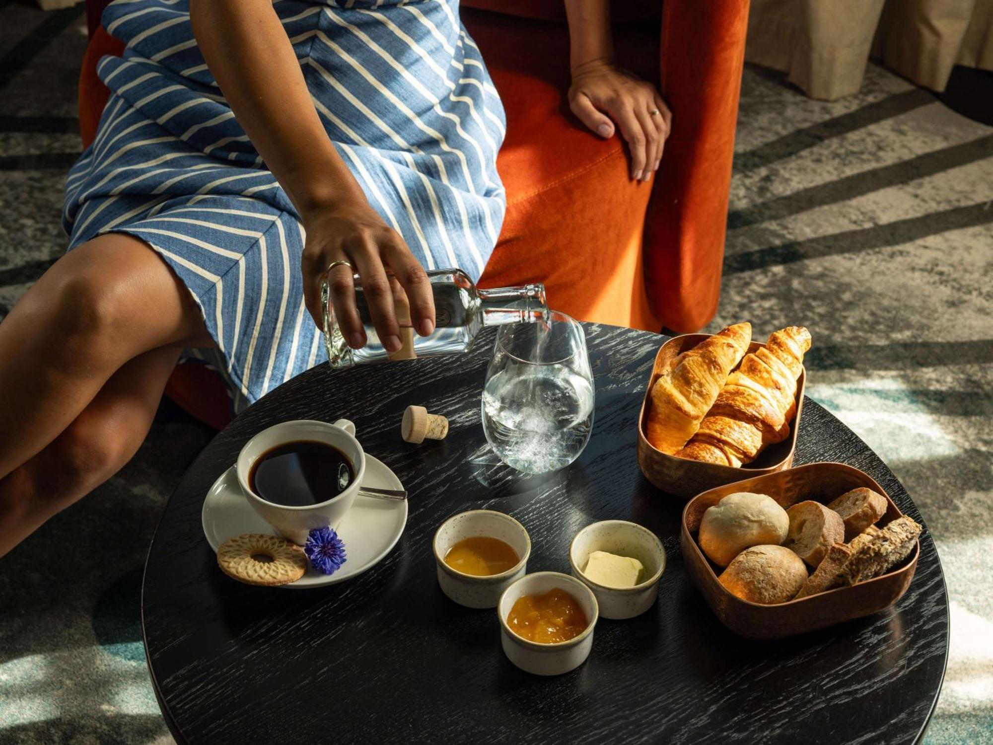 ホテル レジデント ソポト エクステリア 写真 A woman drinking coffee