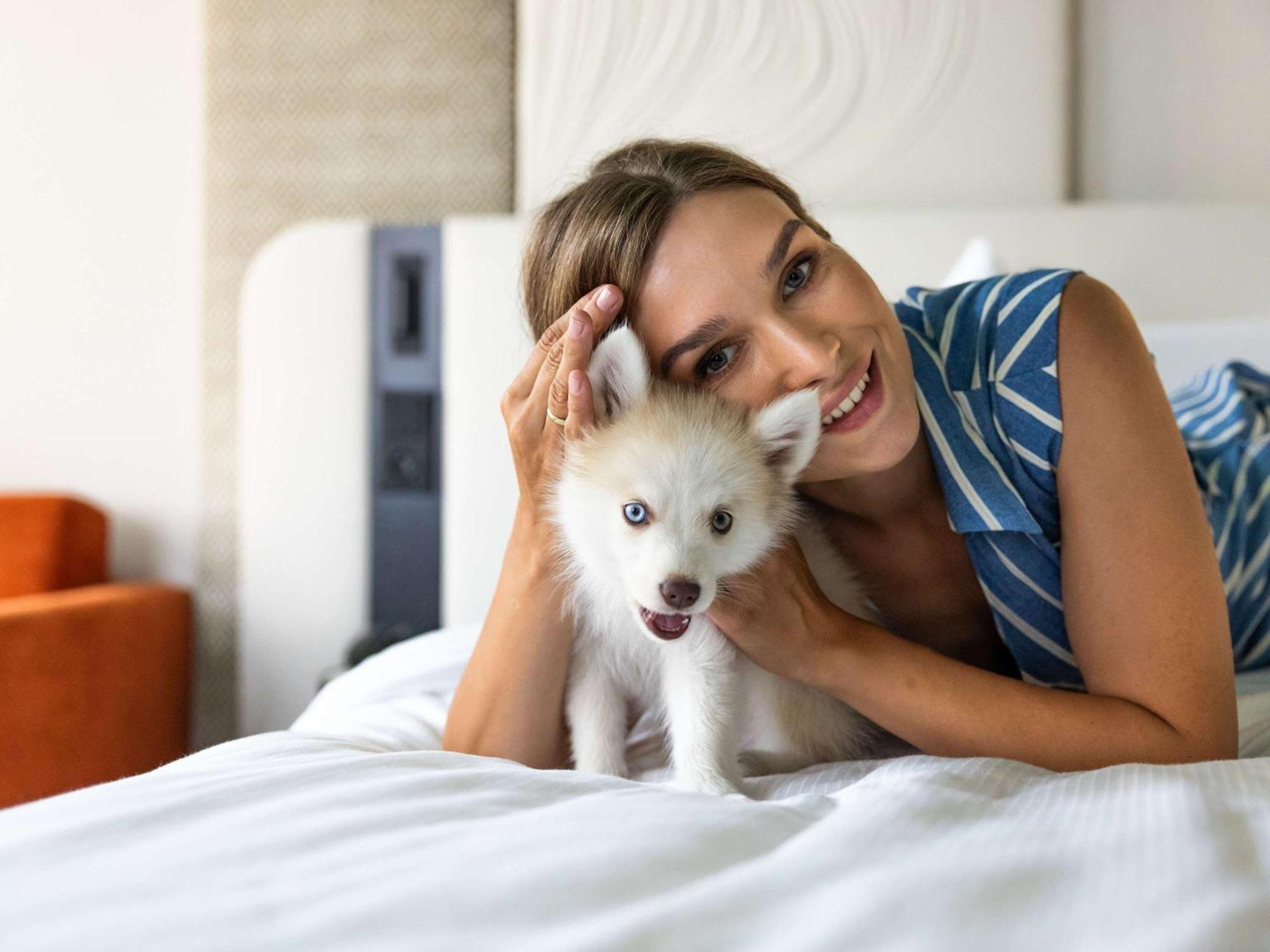 ホテル レジデント ソポト エクステリア 写真 A woman with a puppy